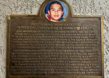 Develan placa en honor al mexicano muerto a manos de un agente de la Patrulla Fronteriza de EE.UU.
