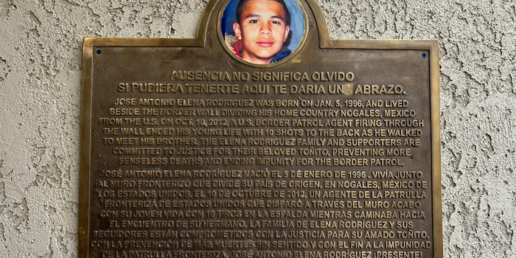 Develan placa en honor al mexicano muerto a manos de un agente de la Patrulla Fronteriza de EE.UU.