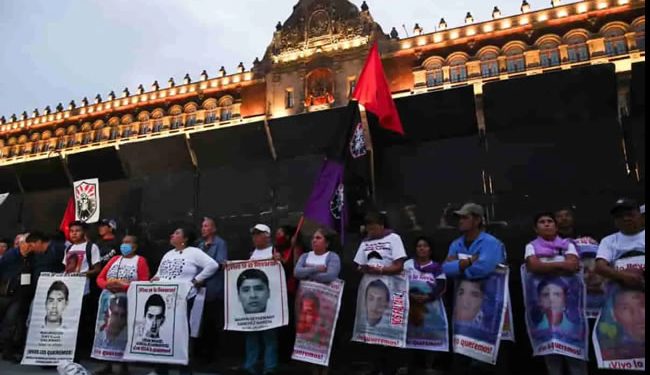 Familias de los 43 de Ayotzinapa instalan plantón en el Zócalo