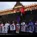 Familias de los 43 de Ayotzinapa instalan plantón en el Zócalo