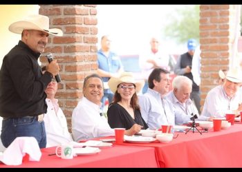 Se compromete MFB con productores de la sierra baja a impulsar en el senado políticas de apoyo al campo y esquemas para financiar sus actividades productivas.