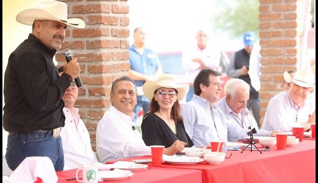 Se compromete MFB con productores de la sierra baja a impulsar en el senado políticas de apoyo al campo y esquemas para financiar sus actividades productivas.