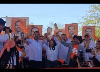 Arropa Álvarez Máynez a Natalia Rivera en su inicio de campaña a la alcaldía de Hermosillo