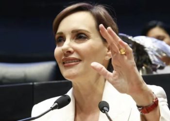 Lilly Téllez se lanzó contra joven que adquirió aretes Cartier en oferta