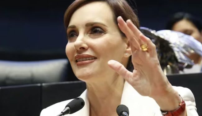 Lilly Téllez se lanzó contra joven que adquirió aretes Cartier en oferta