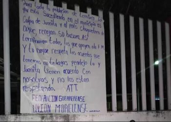 Los Tlacos abandonan restos humanos y narcomantas en una primaria de Temixco, Morelos