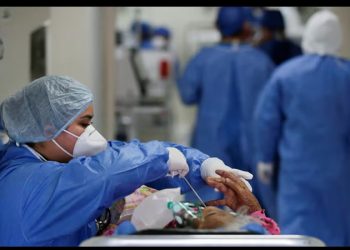 Una doctora revisa a un paciente en la sala de urgencias del Hospital Metropolitano, en Monterrey, en enero de 2022. DANIEL BECERRIL (REUTERS)