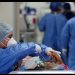 Una doctora revisa a un paciente en la sala de urgencias del Hospital Metropolitano, en Monterrey, en enero de 2022. DANIEL BECERRIL (REUTERS)