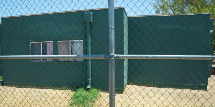 Niños migrantes fueron alojados en refugios donde los maltrataron por años, afirma una demanda