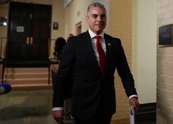 Los extremos de Juan Ciscomani: el congresista de Arizona que representa la voz más conservadora de los latinos