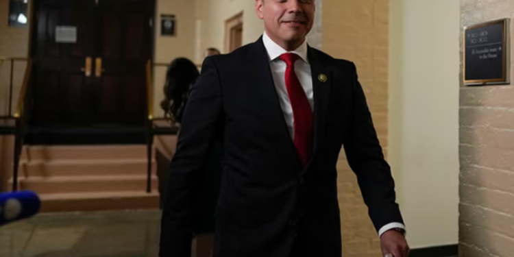 Los extremos de Juan Ciscomani: el congresista de Arizona que representa la voz más conservadora de los latinos