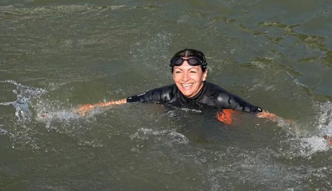 La alcaldesa de París, Anne Hidalgo, se baña en el Sena para demostrar que está limpio de cara a los Juegos Olímpicos