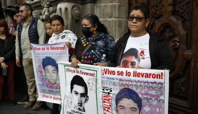Caso Ayotzinapa: Padres de los 43 de reciben 85 nuevos documentos del Ejército
