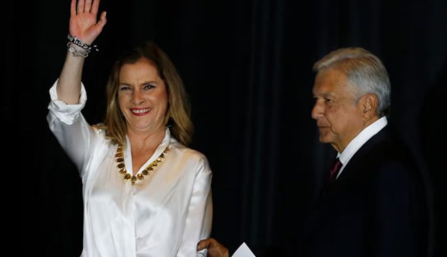 Beatriz Gutiérrez Müller confiesa en su libro cómo lo “extremo” de la vida pública le llevó a pensar en abandonar el Palacio Nacional