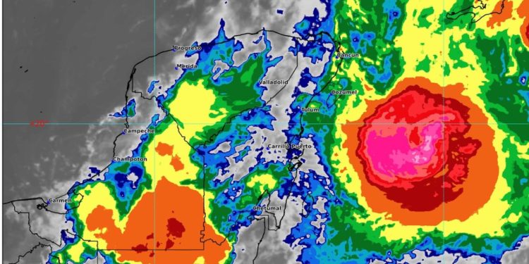 Beryl se fortalece antes de llegar a México; AMLO pide buscar refugio