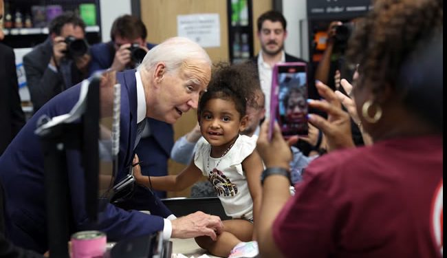 El Partido Demócrata mantiene el plan de nominar por adelantado a Biden como candidato pese a las protestas internas