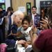El Partido Demócrata mantiene el plan de nominar por adelantado a Biden como candidato pese a las protestas internas