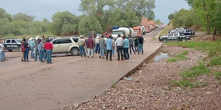 Mantienen bloqueo contra Grupo México; impiden extracción de agua