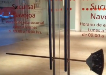 Es un hechizo simple pero eficaz: Usan una escoba como candado en un banco de Navojoa