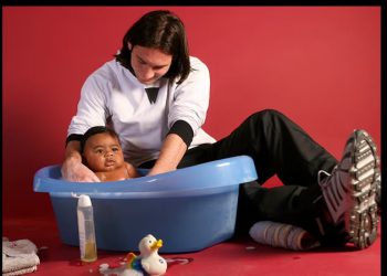 La historia detrás de la foto de Messi bañando a un bebé llamado Lamine Yamal que se ha hecho viral