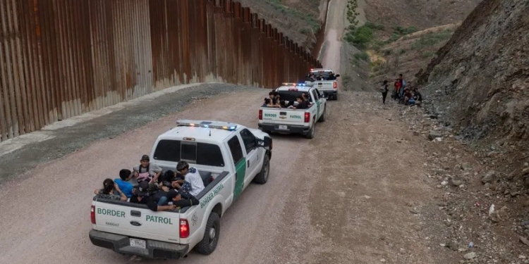 Republicanos Aprueban Programa para Mayor Deportación de Migrantes en la Historia de EUA