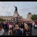 Miles de personas celebran en la Plaza de la República la derrota de la ultraderecha francesa