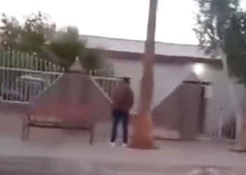 Sancionan a policía estatal en Sonora por orinar en la vía pública