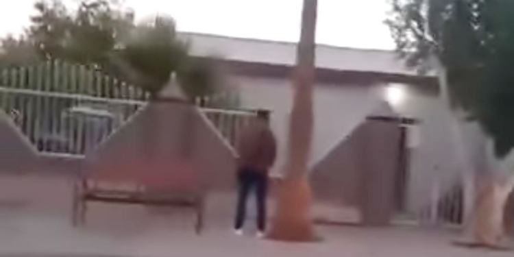 Sancionan a policía estatal en Sonora por orinar en la vía pública