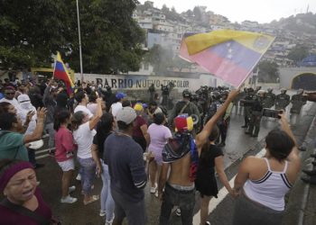 Crece la tensión en Venezuela: Proclaman a Maduro y hay cortes de ruta y cacerolazos