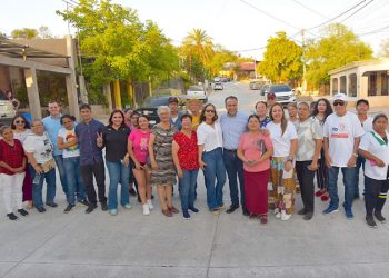 Entrega Toño Astiazarán pavimentación de calle con concreto hidráulico en El Ranchito