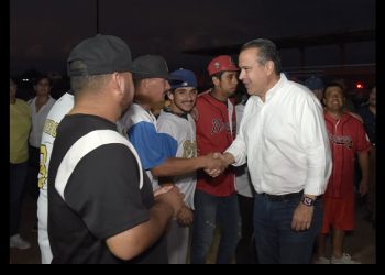 Entrega Toño Astiazarán iluminación de campo de béisbol en Bahía de Kino