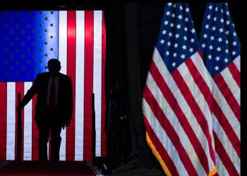 La campaña de Trump se lanza al ataque contra Kamala Harris y su gestión de la crisis migratoria