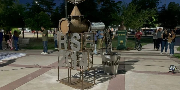 Colocan antimonumento a 10 años del derrame provocado por Grupo México