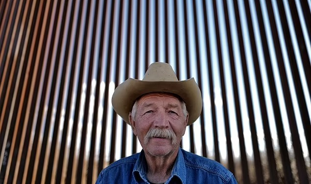 Ganadero que ha visto a 500.000 migrantes cruzar su propiedad fronteriza revela las artimañas de los cárteles para ganarles 3,5 millones de dólares al día