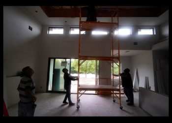 Los datos contradicen a Trump: los inmigrantes no roban trabajos, salvan la economía