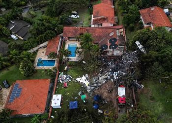 Comienzan a retirar los cuerpos del avión estrellado en Brasil