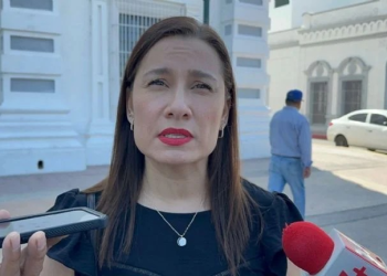 Analizan discusión en torno a peleas de gallos