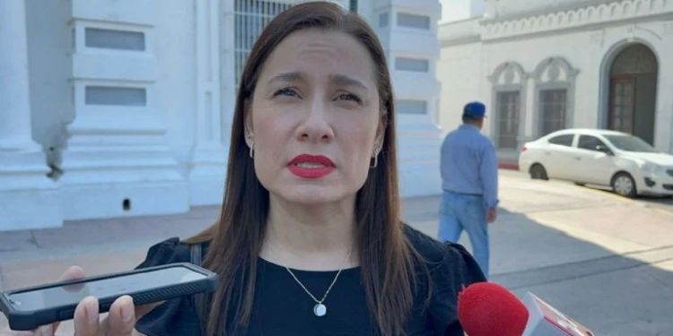 Analizan discusión en torno a peleas de gallos