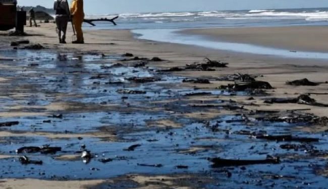 Cierran Playa del Sol cercana a la refinería Olmeca de Dos Bocas; hay residuos de chapopote