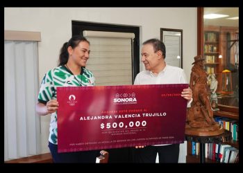 Entrega Gobernador Durazo estímulo económico a Alejandra Valencia por actuación en Juegos Olímpicos