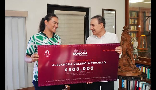 Entrega Gobernador Durazo estímulo económico a Alejandra Valencia por actuación en Juegos Olímpicos