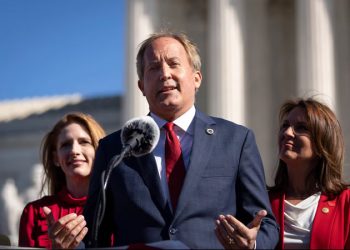 Un juez federal paraliza la concesión de residencia a los cónyuges indocumentados de ciudadanos americanos