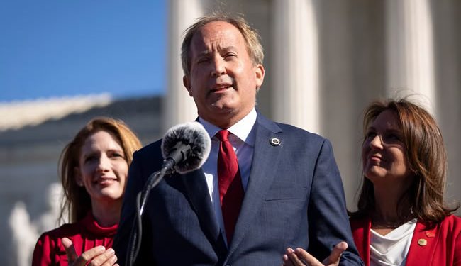 Un juez federal paraliza la concesión de residencia a los cónyuges indocumentados de ciudadanos americanos