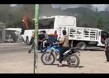 Quema de vehículos, enfrentamientos armados y narcobloqueos: el caos cerca Culiacán