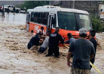 Con cadena humana, rescatan a más de 20 pasajeros de camión varado en arroyo de Sonora