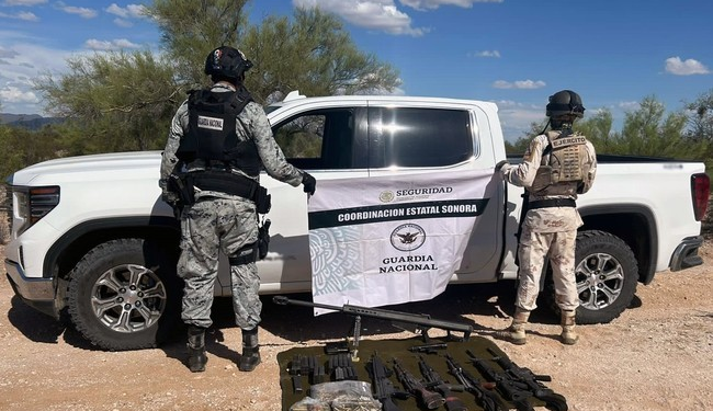 En Sonora, Guardia Nacional y Ejército Mexicano aseguran armas largas de alto poder, cargadores y cartuchos útiles