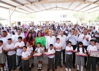 Regreso a clases en Sonora; 440 mil estudiantes reciben uniformes gratuitos y útiles escolares