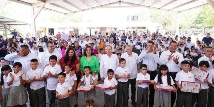 Regreso a clases en Sonora; 440 mil estudiantes reciben uniformes gratuitos y útiles escolares