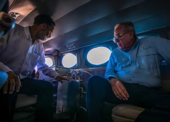 Un vuelo privado, un viaje familiar y un empresario polémico: la coartada del gobernador Rocha tras el escándalo por la carta de El Mayo