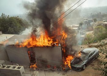 Conecta su Tesla al poste con ‘diablitos’: quema su casa y su auto en Tijuana